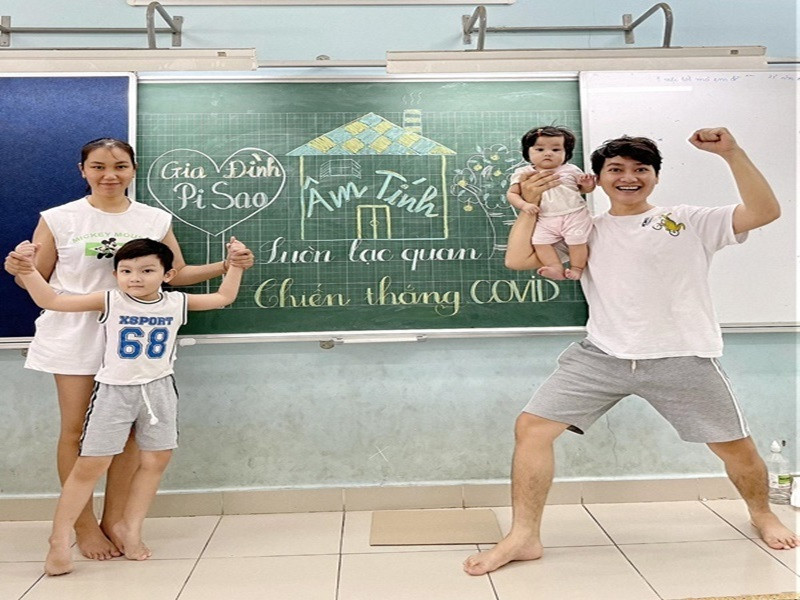 Ngày 12/7, diễn viên Minh Đức cùng vợ con mắc COVID-19, được cách ly tại trường tiểu học. Hai con của anh còn nhỏ tuổi (4 tuổi và 6 tháng tuổi). Mỗi ngày gia đình anh đều dậy sớm tắm nắng, tập thể dục, bổ sung vitamin đầy đủ. Vào buổi trưa, sau khi ăn uống, anh dỗ các con đi ngủ. Các thành viên duy trì nếp sống khoa học dù ở trong khu cách ly. Sau 2 tuần điều trị, gia đình Minh Đức đã có kết quả xét nghiệm âm tính.