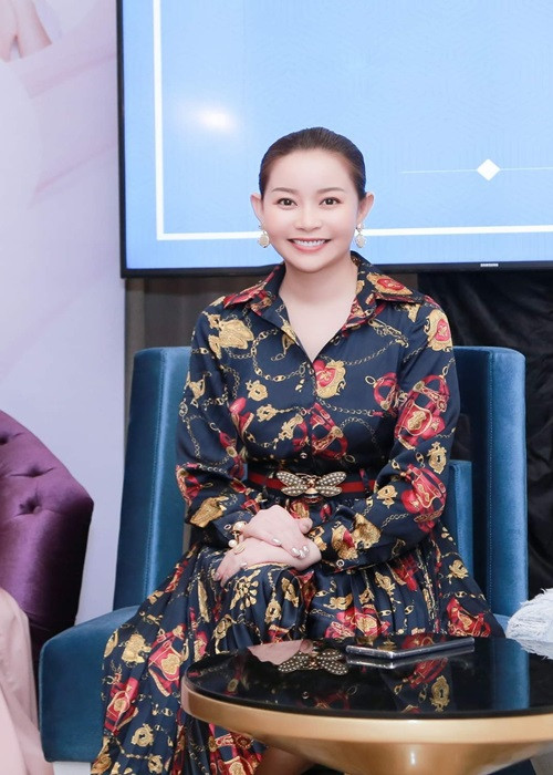 Mới đây, Hoa hậu Hải Dương cho biết, cô cùng các thành viên khác trong gia đình đã mắc COVID-19. Là bác sĩ, bố của Hải Dương theo dõi sức khỏe của gia đình Hải Dương tại nhà. Ông còn gửi thuốc men, lương thực cho gia đình con gái. Hiện tại, sức khỏe của các thành viên trong gia đình Hải Dương đã ổn định hơn.