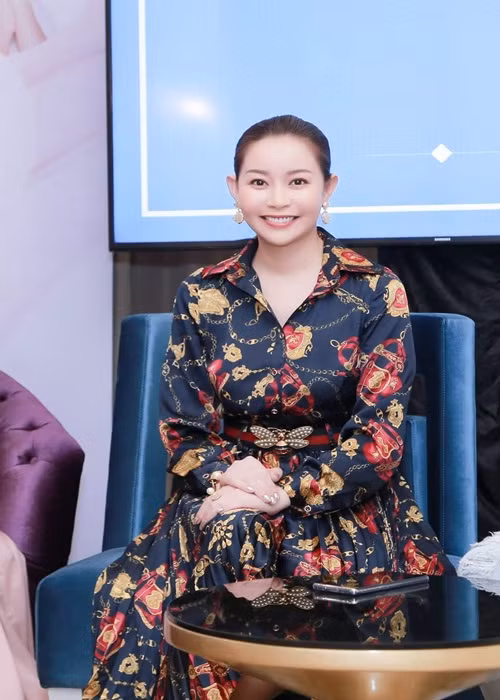 Mới đây, Hoa hậu Hải Dương cho biết, cô cùng các thành viên khác trong gia đình đã mắc COVID-19. Là bác sĩ, bố của Hải Dương theo dõi sức khỏe của gia đình Hải Dương tại nhà. Ông còn gửi thuốc men, lương thực cho gia đình con gái. Hiện tại, sức khỏe của các thành viên trong gia đình Hải Dương đã ổn định hơn.