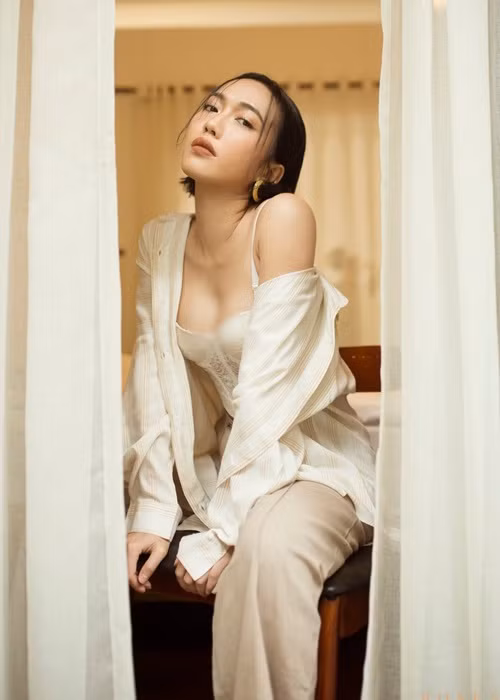 Body ngày càng gợi cảm, bạn gái của Anh Tú chăm hở bạo trong các bộ ảnh hay khi dự sự kiện.