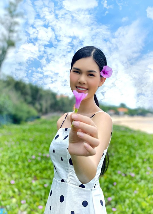 Chân dài gốc Cần Thờ từng vướng tin đồn hẹn hò chàng trung vệ U21 Việt Nam – Lê Thành Phong. Khi được báo chí hỏi, Lê Ngọc Trinh không muốn chia sẻ chuyện tình cảm vì sợ bạn trai bị áp lực, soi mói về đời tư.