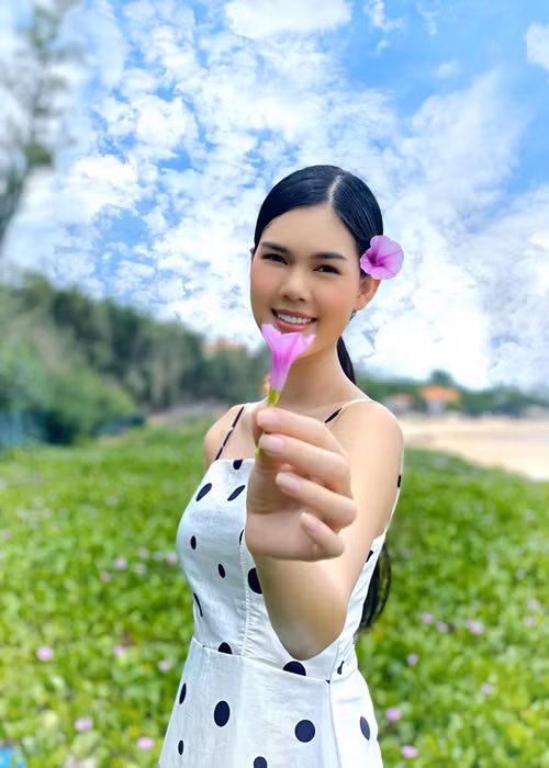 Chân dài gốc Cần Thờ từng vướng tin đồn hẹn hò chàng trung vệ U21 Việt Nam – Lê Thành Phong. Khi được báo chí hỏi, Lê Ngọc Trinh không muốn chia sẻ chuyện tình cảm vì sợ bạn trai bị áp lực, soi mói về đời tư.