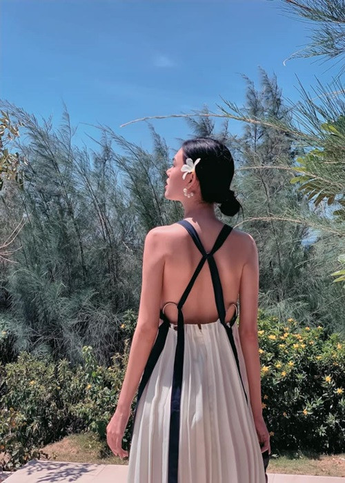 Lê Ngọc Trinh tiết lộ cô từng liên tục chịu những cú sốc tình cảm, bị phản bội, gia đình không còn hạnh phúc, bị người khác hại trong công việc và nhiều người bên cạnh lần lượt qua đời. Bị trầm cảm, nữ người mẫu đã gặp bác sĩ điều trị suốt một thời gian dài. Hiện tại, thông tin Lê Ngọc Trinh xuống tóc nhận được sự quan tâm của không ít cư dân mạng.