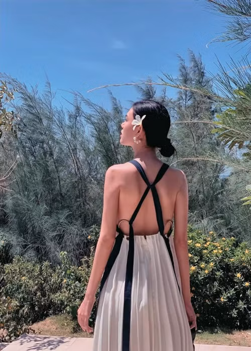 Lê Ngọc Trinh tiết lộ cô từng liên tục chịu những cú sốc tình cảm, bị phản bội, gia đình không còn hạnh phúc, bị người khác hại trong công việc và nhiều người bên cạnh lần lượt qua đời. Bị trầm cảm, nữ người mẫu đã gặp bác sĩ điều trị suốt một thời gian dài. Hiện tại, thông tin Lê Ngọc Trinh xuống tóc nhận được sự quan tâm của không ít cư dân mạng.