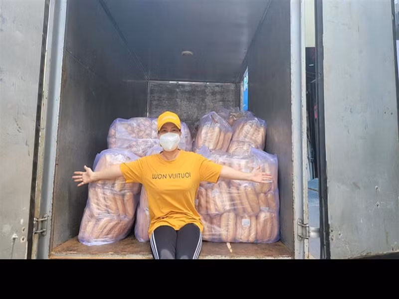 Việt Hương kể 1 ngày làm từ thiện: "Sáng kiểm tra các giấy thông hành rồi bắt đầu lên đường, nếu như gạo, trứng, sữa có sẵn ở nhà thì cũng phải dậy sớm chất lên xe, còn nếu trao bánh, cơm thì phải ghé bếp ăn lấy”.