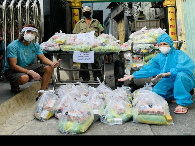 Hồi tháng 7, Việt Hương cho biết, vợ chồng dự định sẽ hỗ trợ bà con khó khăn trong 15 ngày giãn cách xã hội, mỗi ngày sẽ mua nhu yếu phẩm với tổng số tiền 40 - 50 triệu đồng. Đến nay, Việt Hương vẫn tiếp tục bỏ tiền túi mua nhu yếu phẩm tặng người dân.