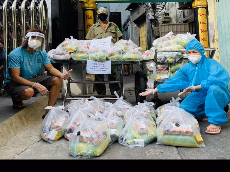 Hồi tháng 7, Việt Hương cho biết, vợ chồng dự định sẽ hỗ trợ bà con khó khăn trong 15 ngày giãn cách xã hội, mỗi ngày sẽ mua nhu yếu phẩm với tổng số tiền 40 - 50 triệu đồng. Đến nay, Việt Hương vẫn tiếp tục bỏ tiền túi mua nhu yếu phẩm tặng người dân.