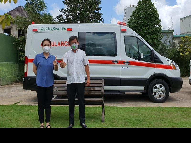 Đầu tháng 8, vợ chồng Việt Hương hoàn thành lời hứa tặng xe cứu thương. Chiếc xe chính thức đến tay ông Hải với giá trị thực là 2,5 tỷ. Phía Việt Hương chia sẻ, nữ danh hài đặt cọc 1 tỷ 75 triệu để mua xe từ Mỹ, sau đó chuyển khoản đợt 2 số tiền 1 tỷ 475 triệu. Ảnh: Tiền Phong