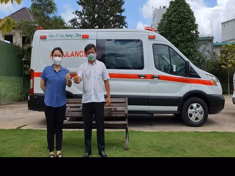 Đầu tháng 8, vợ chồng Việt Hương hoàn thành lời hứa tặng xe cứu thương. Chiếc xe chính thức đến tay ông Hải với giá trị thực là 2,5 tỷ. Phía Việt Hương chia sẻ, nữ danh hài đặt cọc 1 tỷ 75 triệu để mua xe từ Mỹ, sau đó chuyển khoản đợt 2 số tiền 1 tỷ 475 triệu. Ảnh: Tiền Phong