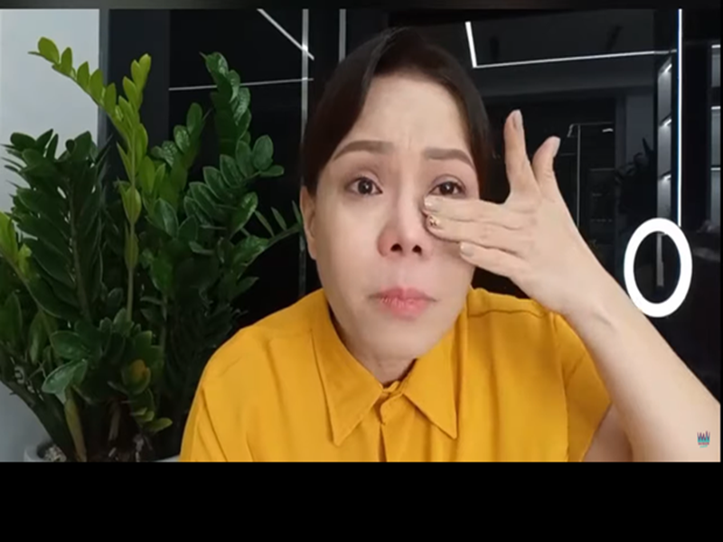 Thời gian qua, Việt Hương tích cực làm từ thiện. Vợ chồng cô bỏ tiền túi chứ không kêu gọi quyên góp. Dù tự tay hỗ trợ bà con khó khăn mùa dịch nhưng Việt Hương vẫn bị một số khán giả soi mói, ném đá. Tối ngày 10/8, trong livestream, Việt Hương bật khóc khi đọc được bình luận chỉ trích. Ảnh: Tiền Phong