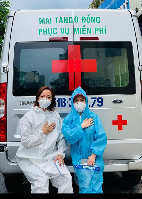 Chiều ngày 11/8, Việt Hương chia sẻ, vợ chồng cô cùng anh chị ở Mỹ đóng góp 390 triệu để mua xe cứu thương có giá 615 triệu cho nhóm “Chuyến xe 0 đồng mai táng từ thiện”.