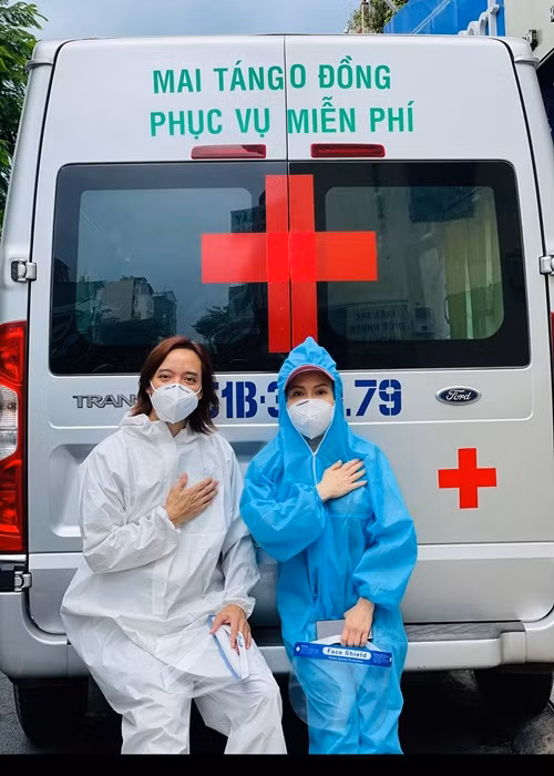 Chiều ngày 11/8, Việt Hương chia sẻ, vợ chồng cô cùng anh chị ở Mỹ đóng góp 390 triệu để mua xe cứu thương có giá 615 triệu cho nhóm “Chuyến xe 0 đồng mai táng từ thiện”.