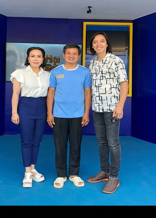 Từ khi về Việt Nam định cư, vợ chồng Việt Hương làm từ thiện không ít lần. Hồi tháng 3/2021, vợ chồng nữ nghệ sĩ hài hứa tặng 1,7 tỷ đồng cho ông Đoàn Ngọc Hải mua xe cứu thương để giúp ông thuận lợi hơn cho công tác thiện nguyện vì cộng đồng. Ảnh: Vietnamnet