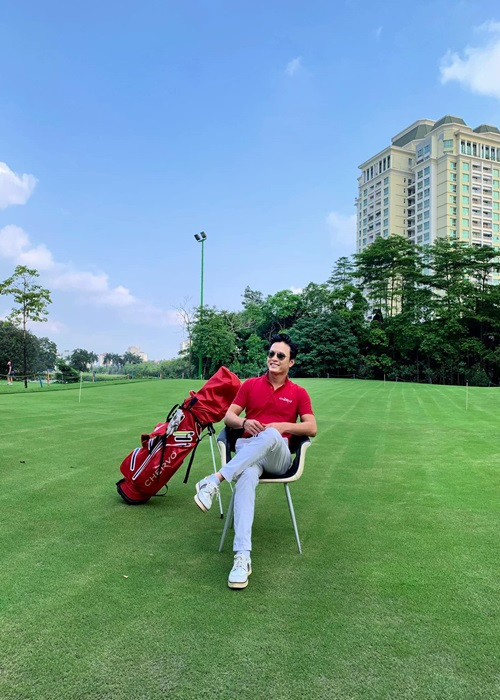 Nam diễn viên đam mê golf. Mùa dịch, anh thiết kế riêng một không gian trong nhà để tập chơi golf.