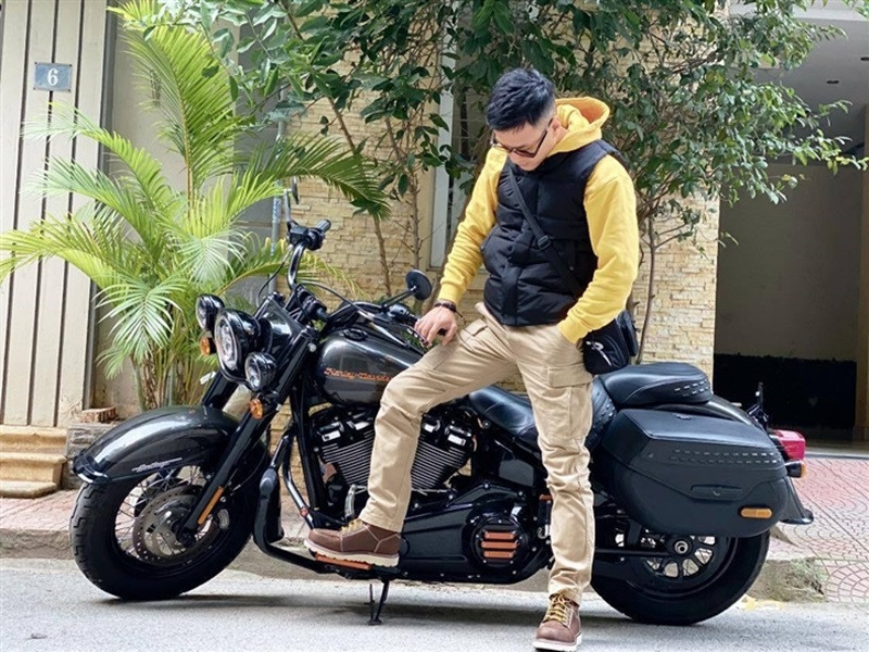 Hồng Đăng có thu nhập tốt trong những năm gần đây. Anh đóng không ít bộ phim truyền hình đình đám. Ngoài ra, anh còn đắt show quảng cáo. Bên cạnh đó, vợ chồng Hồng Đăng còn kinh doanh. Nhờ vậy, Hồng Đăng có cuộc sống sang chảnh. Anh đi xe hơi, xe phân khối lớn tiền tỷ.