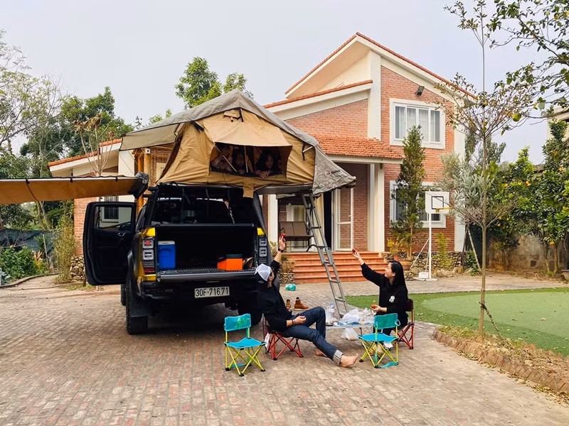 Gia đình Hồng Đăng tổ chức các hoạt động cắm trại, tiệc nướng tại căn nhà vườn.