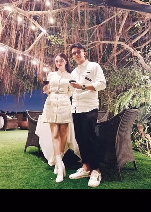 Hình ảnh cặp đôi đón Giáng sinh năm 2020. Lần cuối Hương Giang và Matt Liu chia sẻ hình ảnh bên nhau là vào dịp Lễ tình nhân 2021. Đến nay, cặp đôi vẫn chọn cách giữ im lặng trước tin đồn "đường ai nấy đi".