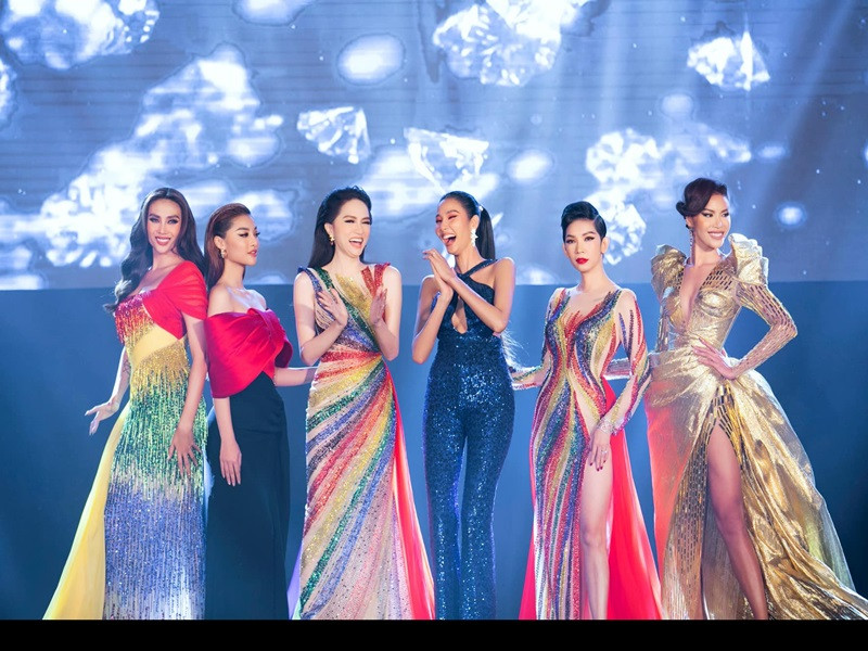 Hương Giang xuất hiện tại một số sự kiện, chương trình sau lùm xùm. Trong ảnh, cô tham dự chung kết cuộc thi Đại sứ hoàn mỹ với vai trò host.