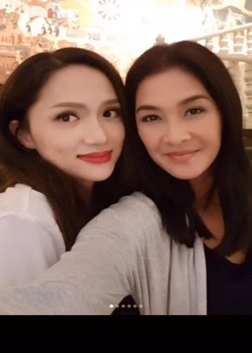 Trong tháng 1/2021, Hương Giang Idol bị tố vô ơn gây xôn xao dư luận. Cụ thể, theo người quản lý cũ, nữ ca sĩ chuyển giới cướp mối quan hệ với siêu mẫu Thái Lan Lukkade. Quản lý hiện tại của Hương Giang nhanh chóng lên tiếng. Người này cho rằng quản lý cũ từng chơi xấu Hương Giang trong việc mua bản quyền Đại sứ hoàn mỹ về Việt Nam tổ chức song nữ ca sĩ vẫn bỏ qua. Trong khi đó, Hương Giang không có bất kì chia sẻ nào.