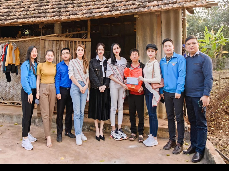 Hương Giang làm từ thiện cùng top 3 Đại sứ hoàn mỹ 2020.