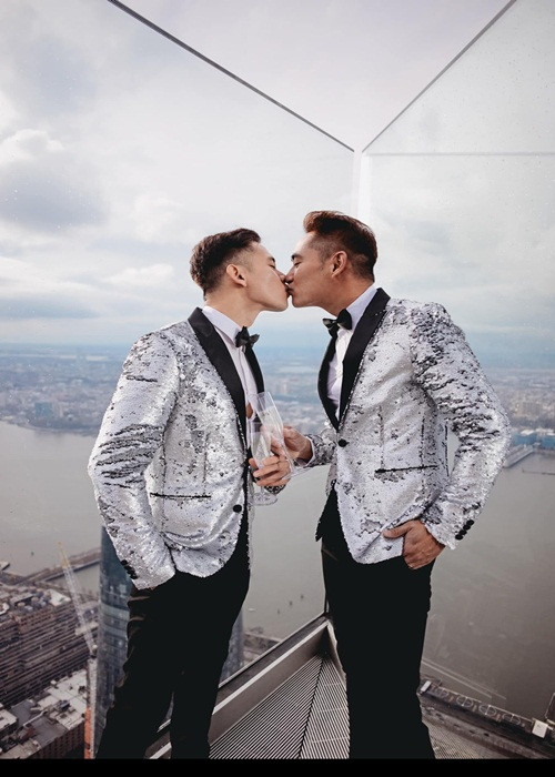 Hồ Vĩnh Khoa bật mí về những ngày đời thường bên người bạn đời: "Chúng tôi không nấu ăn mà dùng bữa ở ngoài. Một ngày làm việc khiến cả hai mệt tới mức chẳng thiết bày vẽ. Sau đó là trò chuyện, xem phim hoặc nghe nhạc. Hai đứa nằm dài trên sofa tậm sự cùng nhau cho đến khi chìm vào giấc ngủ".