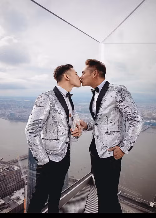 Hồ Vĩnh Khoa bật mí về những ngày đời thường bên người bạn đời: "Chúng tôi không nấu ăn mà dùng bữa ở ngoài. Một ngày làm việc khiến cả hai mệt tới mức chẳng thiết bày vẽ. Sau đó là trò chuyện, xem phim hoặc nghe nhạc. Hai đứa nằm dài trên sofa tậm sự cùng nhau cho đến khi chìm vào giấc ngủ".