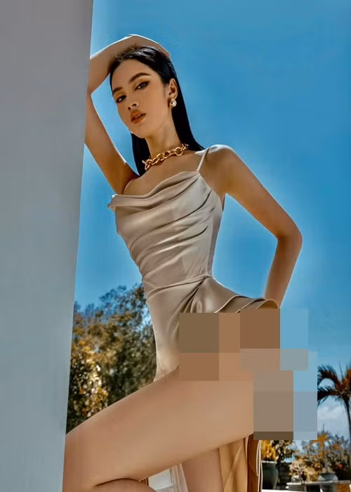 Cô không ngại tạo dáng gợi cảm để lộ toàn bộ một bên vòng ba.