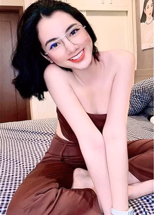 Sau khi lọt top 15 Hoa hậu Việt Nam 2020, Cẩm Đan đắt show làm người mẫu ảnh.