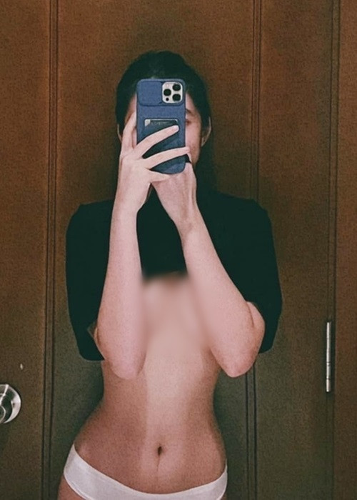 Tối ngày 22/8, Cẩm Đan - tình tin đồn của chồng cũ Lệ Quyên đăng tải hình ảnh táo bạo. Cô vén áo khoe vòng eo con kiến, vòng một căng tràn. Thực tế, đây không phải là lần đầu tiên Cẩm Đan mặc hở bạo.