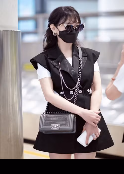 Triệu Nhã Chi luôn chú trọng đến vẻ ngoài ở đời thường lẫn khi tham gia các sự kiện. Nữ diễn viên được khen có phong cách thời trang tinh tế.