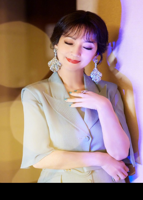 Bà mẹ 3 con chuộng trang phục cổ điển màu pastel, trang điểm đậm.