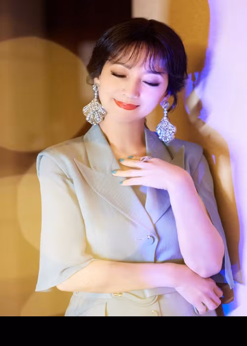 Bà mẹ 3 con chuộng trang phục cổ điển màu pastel, trang điểm đậm.