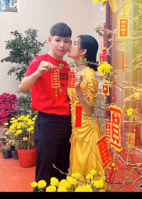 Thời hẹn hò, Liễu Quang Vinh viết những lời ngôn tình dành cho Ngọc Trinh như “Hứa đi, người chẳng quên tôi/Dẫu trà uống đã, nhạt môi mấy lần/Hứa đi, người sẽ ở gần/Dẫu cho thế giới chia phần tan ra”.