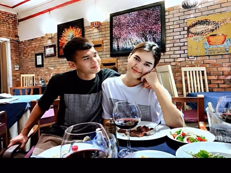 Trước khi đến với Liễu Quang Vinh, Ngọc Trinh yêu cầu thủ Lê Thành Phong. Cả hai hẹn hò khoảng 2 năm. Đến tháng 3/2020, Ngọc Trinh xác nhận chia tay Thành Phong.