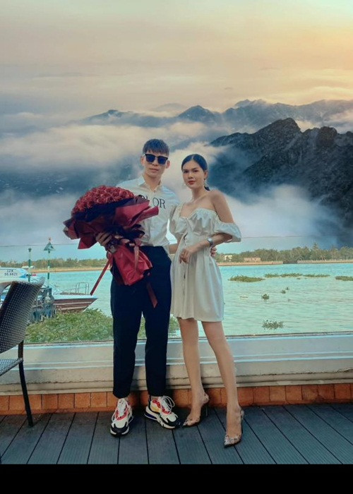 Sau khi thừa nhận xuống tóc vì trải qua loạt biến cố, người mẫu Lê Ngọc Trinh bất ngờ tố bị tình cũ - cầu thủ Liễu Quang Vinh “cắm sừng” trước hôn lễ. Cụ thể, chân dài cho biết, cuối tháng 5, cô phát hiện người yêu ngoại tình.