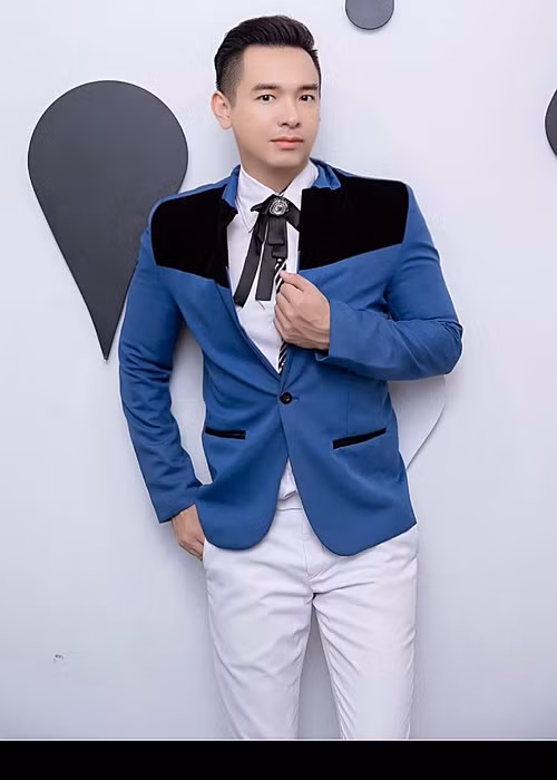 Trong cuộc phỏng vấn với Vietnamnet năm 2018, Việt Quang tiết lộ, anh từng yêu một cô gái người Nhật hồi năm 2004, mối tình kéo dài 8 năm và có con chung. Sau khi phá sản, Việt Quang cắt đứt mọi mối liên hệ rồi bỏ đi nước ngoài.