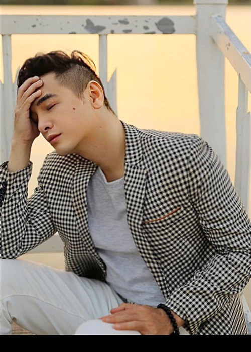 Việt Quang chia sẻ lý do mất giọng do anh luôn chủ quan không chịu giữ giọng dù có chạy show liên tục hay ra nước ngoài biểu diễn trong thời tiết lạnh giá. Khi bị viêm họng và khàn, anh cũng không đi khám vì sợ mọi người đàm tiếu.