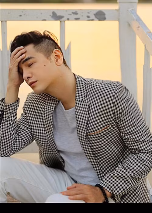 Việt Quang chia sẻ lý do mất giọng do anh luôn chủ quan không chịu giữ giọng dù có chạy show liên tục hay ra nước ngoài biểu diễn trong thời tiết lạnh giá. Khi bị viêm họng và khàn, anh cũng không đi khám vì sợ mọi người đàm tiếu.