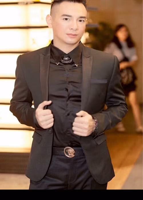  Ca sĩ Việt Quang qua đời ở tuổi 44 vào sáng ngày 12/8 vì bệnh viêm phổi. Trước đó, vào tháng 6, anh nhập viện vì bị viêm phổi nặng. Việt Quang cho hay, nguyên nhân anh mắc bệnh là thói quen tắm đêm, làm việc nhiều và ỷ lại sức khỏe.