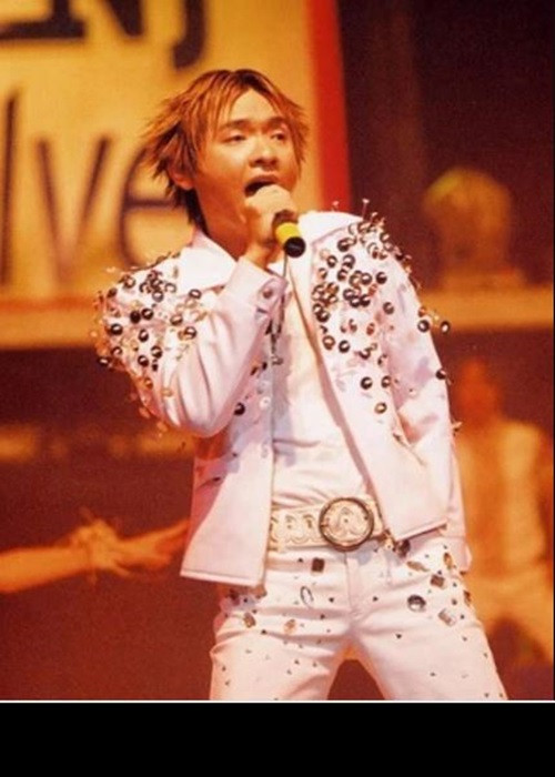 Việt Quang nổi tiếng những năm 2000. Tên tuổi của anh gắn liền với các bài hát như 'Tình ơi", "Về đây", "Cafe buồn", "Thời sinh viên", "Tình phiêu lãng". Cuối năm 2008, khi đang ở đỉnh cao của sự nghiệp, Việt Quang bị mất giọng. Ảnh: Vietnammoi