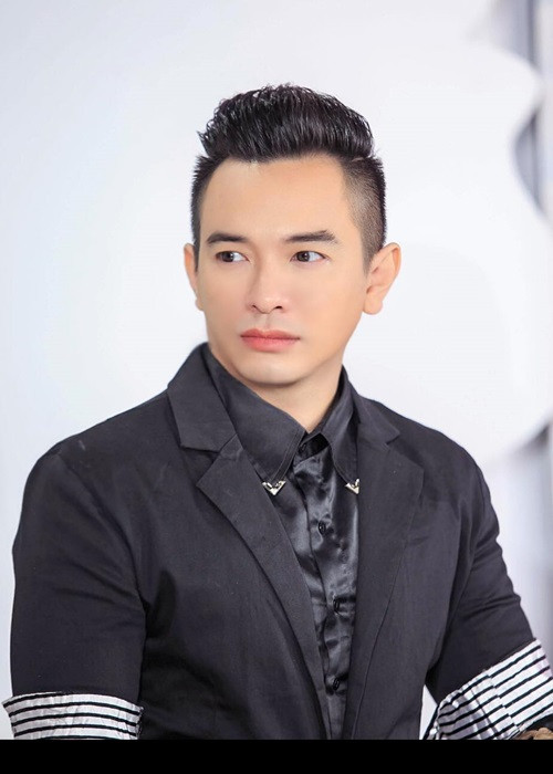 Anh cho hay: “Thị trường chứng khoáng sập, bao nhiêu cổ phiếu của tôi đều giảm giá không phanh, kinh doanh bất động sản cũng bị ảnh hưởng nặng nề. Tôi đã nghĩ tới chuyện tự tử vì gánh nặng nợ nần nhưng gia đình biết, ngăn cản và canh chừng tôi”.