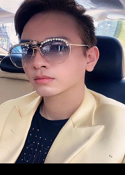 Gia đình Việt Quang chia sẻ về những tháng ngày cuối đời của nam ca sĩ: "Thời gian qua, bệnh của Việt Quang tái phát, trở nặng. Em tôi thường xuyên đau đầu, ói nhiều, không uống thuốc, ăn uống khó khăn”.