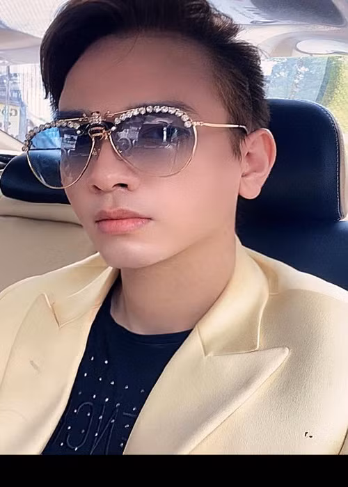 Gia đình Việt Quang chia sẻ về những tháng ngày cuối đời của nam ca sĩ: "Thời gian qua, bệnh của Việt Quang tái phát, trở nặng. Em tôi thường xuyên đau đầu, ói nhiều, không uống thuốc, ăn uống khó khăn”.