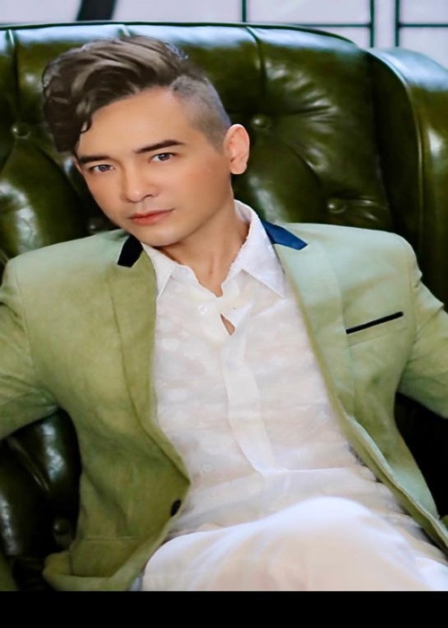 Vì mất giọng, Việt Quang chuyển sang kinh doanh. Trong thời điểm "cơn sốt" bất động sản bùng nổ, anh kinh doanh nhà đất và bước đầu khá thành công. Thế nhưng, nam ca sĩ nhanh chóng gặp biến cố đến mức muốn tự tử.