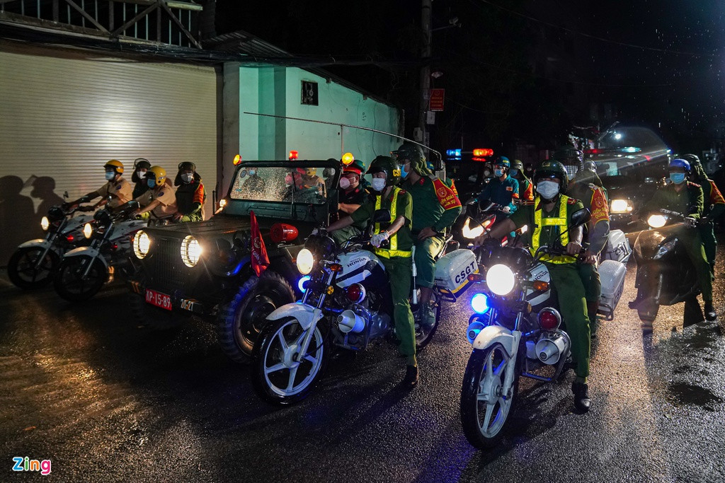 Lực lượng quân đội được huy động về các địa phương chủ yếu thực hiện nhiệm vụ hỗ trợ khai gói an sinh, đi chợ giúp dân, kết hợp tuyên truyền đến từng hộ dân để người dân chấp hành "ai ở đâu ở yên đó", không ra khỏi nhà.