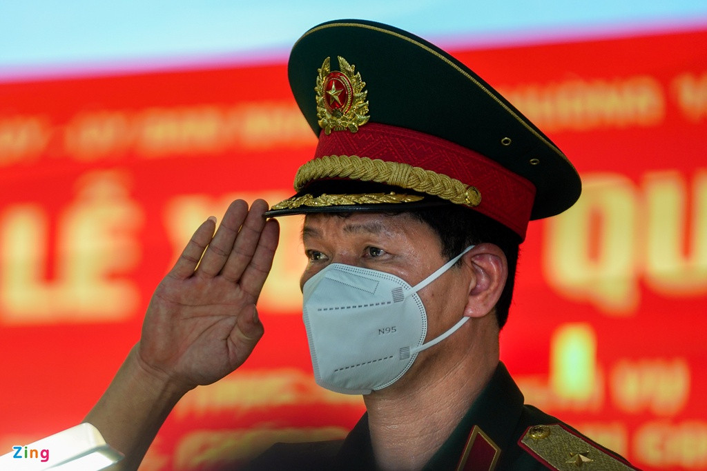 "Ý nghĩa của của việc huy động lực lượng quân đội tham gia hỗ trợ phòng chống dịch tại TP.HCM là trách nhiệm và là bản chất quân đội của dân, do dân và vì dân. Đối với lực lượng cán bộ chiến sĩ, quán triệt phương châm chống dịch như chống giặc, coi nhiệm vụ chống dịch là nhiệm vụ chiến đấu trong thời bình với tinh thần sức khỏe của người dân là trên hết", thiếu tướng Lê Ngọc Hải bày tỏ sự quyết tâm và phát động khẩu lệnh xuất quân lúc 23h cùng ngày.