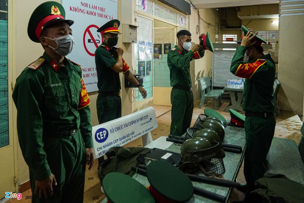 Sau lệnh xuất quân, hàng chục cán bộ chiến sĩ thuộc Lữ đoàn PK77 phối hợp với công an và lực lượng quân sự quận Gò Vấp lập tức triển khai các kế hoạch tuần tra, chốt chặn và tăng cường các biện pháp siết chặt chỉ thị 16.