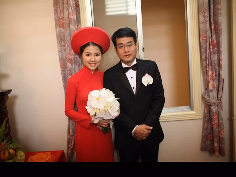 Năm 2014, Ngô Quỳnh Anh lên xe hoa. Ông xã của nữ ca sĩ hơn cô 4 tuổi. Ngô Quỳnh Anh chia sẻ, vợ chồng cô làm chung ngành marketing nên thường xuyên trao đổi và hỗ trợ nhau.