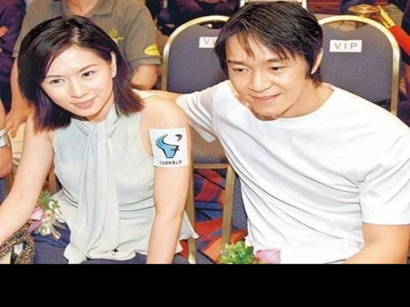 Châu Tinh Trì được xem là một trong những nam diễn viên đào hoa nhất nhì làng giải trí Hoa ngữ. Anh bén duyên La Huệ Quyên từ trường quay của phim "Cái thế hào hiệp" (năm 1987). Cả hai gắn bó được 3 năm thì chia tay vì “vua hài” muốn tập trung cho sự nghiệp. Năm 2012, La Huệ Quyên qua đời vì ung thư. Ảnh: Vietnamnet