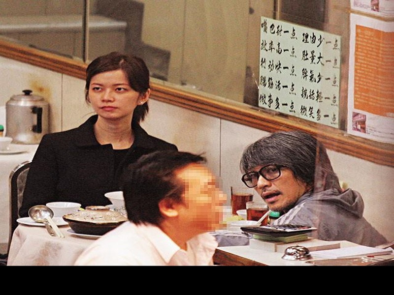 Tháng 9/2012, Vu Văn Phượng bất ngờ đâm đơn kiện Tinh Trì và yêu cầu công ty anh trả lại cô 70 triệu HKD. Theo đó, trong thời gian cùng nhau quản lý công ty, hai người thỏa thuận sẽ chia sẻ lợi nhuận. Tính đến đầu năm 2010, lẽ ra Tinh Trì phải trả cho Văn Phượng 80 triệu HKD. Tuy nhiên, khi hai người chia tay, Châu Tinh Trì chỉ thanh toán 10 triệu HKD. Ảnh: Zing